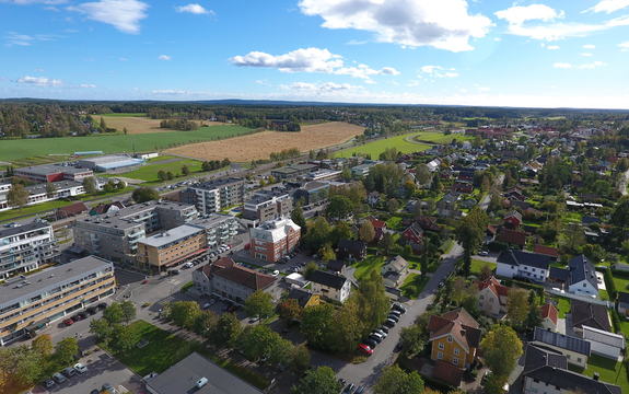 Dronefoto av rådhuset med områder rundt