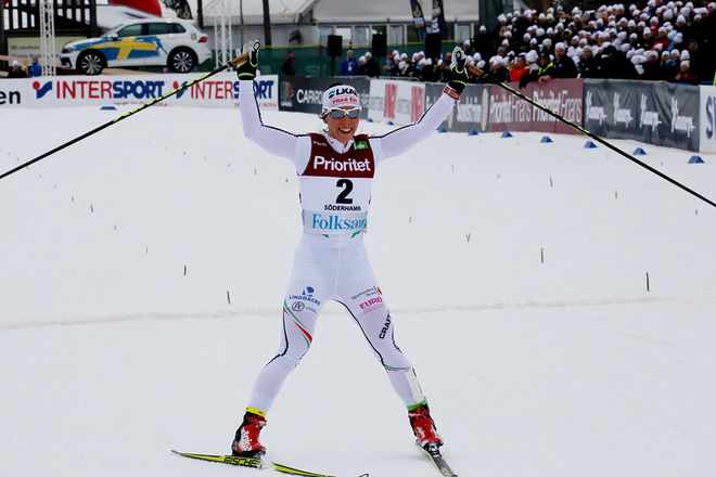 CHARLOTTE KALLA jublar över sitt 24:e individuella SM-guld. Foto/rights: MARCELA HAVLOVA/sweski.com