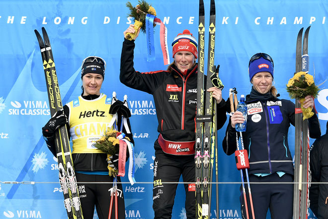 KATERINA SMUTNA (mitten) vann igen bland damerna i Visma Ski Classics. Britta Johansson Norgren (vänster) var åter igen två och Astrid Øyre Slind (höger) var trea. Foto: MAGNUS ÖSTH