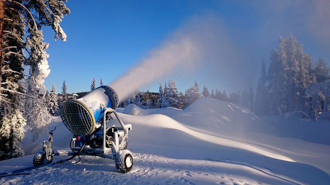 30.000 KUBIKMETER med snö skall produceras och lagras före säsongspremiären i Gällivare i november. Foto: ARRANGÖREN