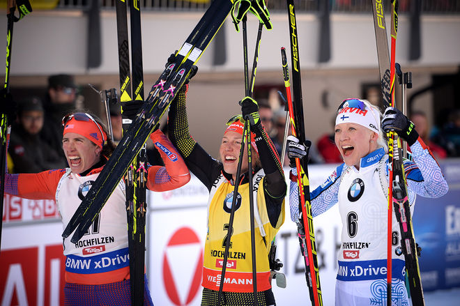 LAURA DAHLMEIER (mitten) jublar över sitt femte guld i skidskytte-VM i Hochfilzen. Susan Dunklee (tv) tog silver för USA och Kaisa Mäkäräinen (th) fixade en bronsmedalj för Finland. Foto: NORDIC FOCUS