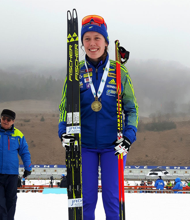 ELVIRA ÖBERG tog silver i jaktstarten på öppna junior-EM i skidskytte i Slovenien. Här med JVM-bronset på distans från förra året. Foto: MAGNUS JONSSON