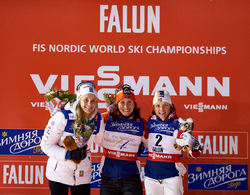 MARIT BJØRGEN (mitten) vann VM-guldet i sprint i Falun 2015 före Stina Nilsson (tv) och Maiken Caspersen Falla. Foto: NORDIC FOCUS