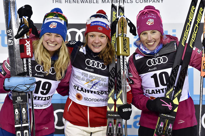 MAIKEN CASPERSEN FALLA (mitten) tog Norges första guld i Lahtis-VM. USA tog både silver och brons genom Jessica Diggins, silver (vänster) och Kikkan Randall (brons). Foto: NORDIC FOCUS