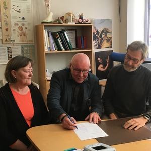 Partene signerer - Tove Buskli HTV-Fagforbundet, rådmann Amund Eriksen og kommuneovelege Robert Novak_500x375