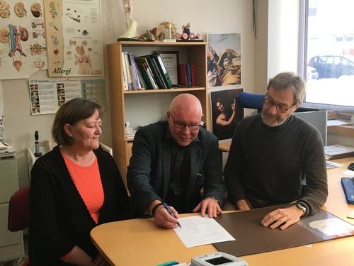 Partene signerer - Tove Buskli HTV-Fagforbundet, rådmann Amund Eriksen og kommuneovelege Robert Novak_500x375