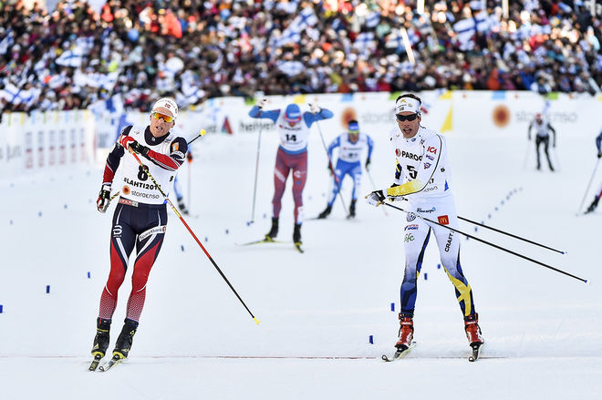 MARCUS HELLNER (th) förlorar spurten om 6:e platsen till Norges Didrik Tønseth i skiathlon-tävlingen på VM. Nu står Hellner över 15 km klassisk stil på onsdag. Foto: NORDIC FOCUS