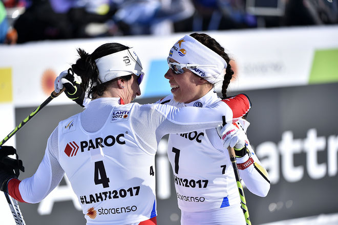 CHARLOTTE KALLA och Marit Bjørgen kramar om varandra efter brons och guld på skiathlon. Är båda två på pallen även i tisdagens millopp? Foto: NORDIC FOCUS