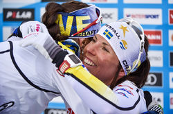 CHARLOTTE KALLA jublar för silver på 10 km. Hon kan ge Sverige en lucka på den andra sträckan i damstafetten. Foto: NORDIC FOCUS