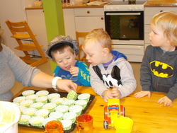 Ivrige hjelparar når me laga muffins til foreldrekaffi