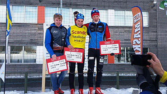 ERIC ROSJÖ, Hallby (mitten) vann den spännande H19-20-klassen i Scandic Cup före Hugo Jacobsson, Falun-Borlänge (tv) och norrmannen Anton Elvseth från Lierne. Foto: SVENSKA SKIDFÖRBUNDET