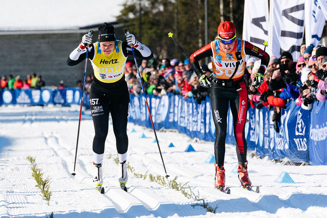BRITTA JOHANSSON NORGREN (tv) försökte in i det sista att vinna finalen i Visma Ski Classics i Ylläs-Levi. Men tjeckiskan Katerina Smutna (th) vann med en halv skolängd. Foto: MAGNUS ÖSTH