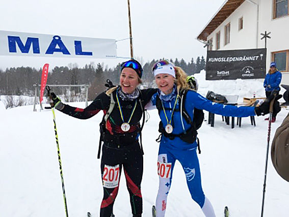 HÄR JUBLAR Maria Sundström och Emma Sjölander efter segern i det 80 km långa Kungsledenrännet i Västerbotten under lördagen. Foto: ANN-CHRISTINE LINDEHAG SUNDSTRÖM