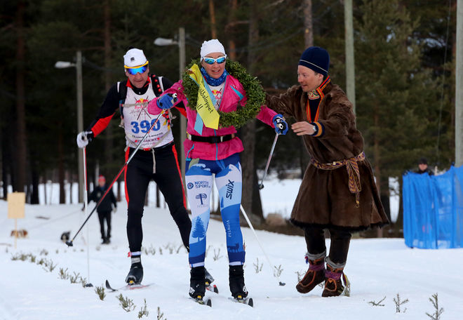 NINA LINZÉN får segerkransen av självaste Paava-Lasse, som var upphovet till tävlingen. Bakom ”hjälpryttaren” Thommy Larsson. Foto/rights: MARCELA HAVLOVA/sweski.com