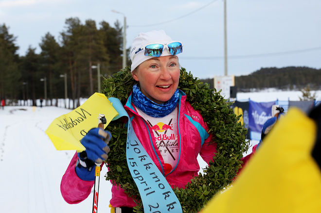 NINA LINTZÉN efter segern i damklassen i Red Bull Nordenskiöldsloppet - världens längsta längdtävling över en dag med 220 kilometer. Foto/rights: MARCELA HAVLOVA/sweski.com