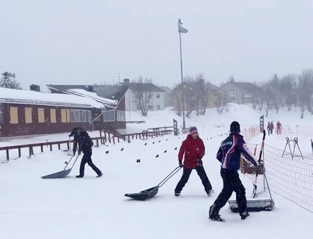 INGEN SOMMAR i Kiruna! Funktionärer tvingades skotta upploppet inför fredagens sprintfinaler... Foto: INGER MAJBÄCK