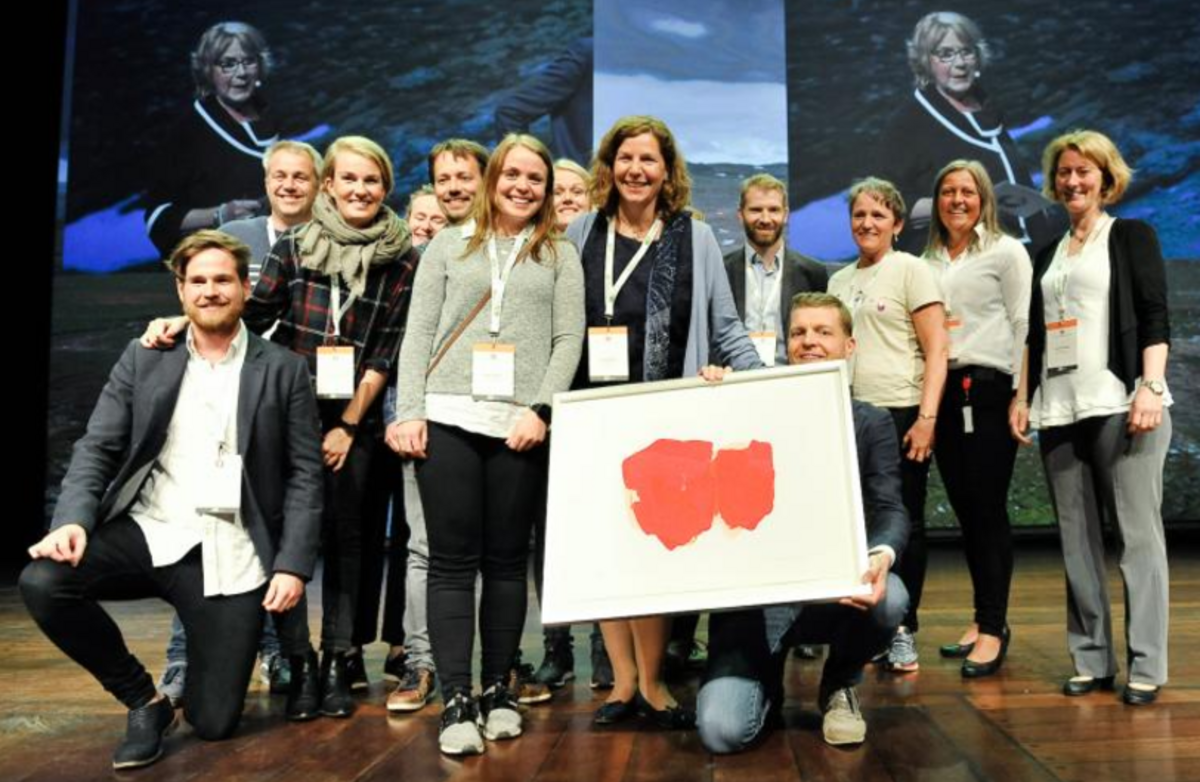En glad gjeng fra NAV tar imot prisen for årets digitale tjeneste. Foto: Difi