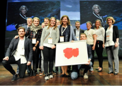 En glad gjeng fra NAV tar imot prisen for årets digitale tjeneste. Foto: Difi