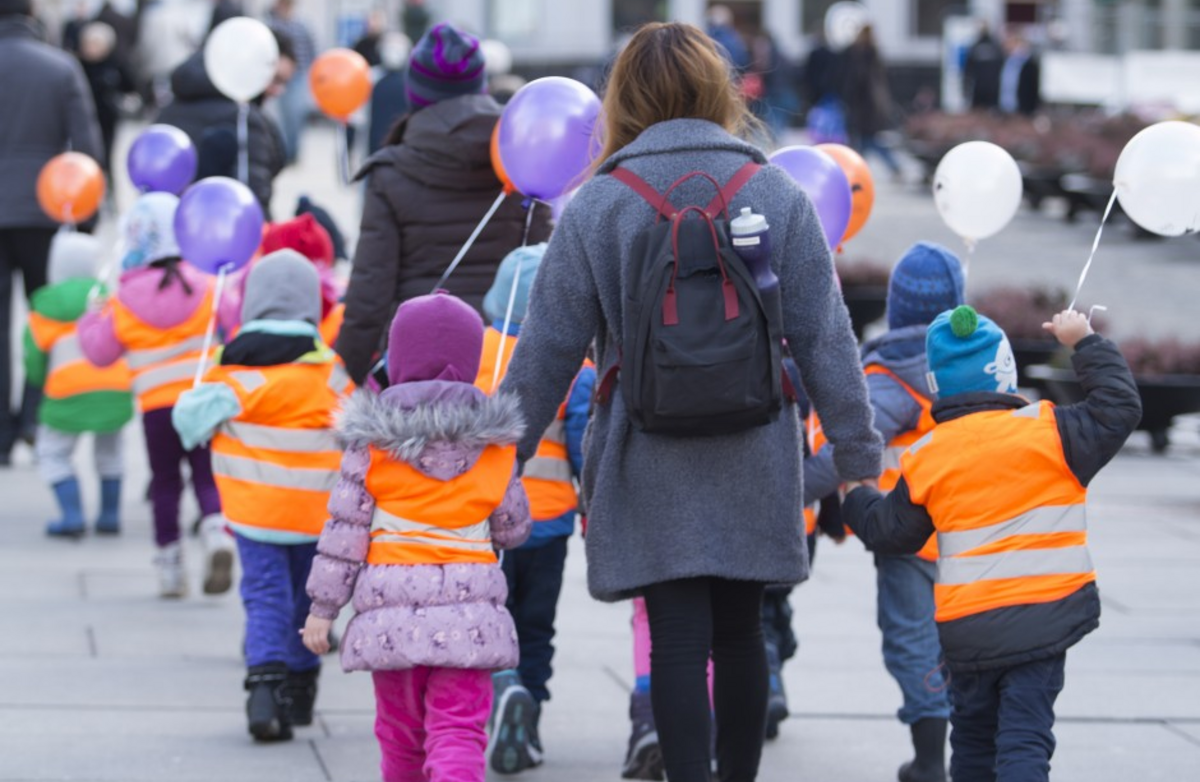 Offentlige ytelser som barnehage, skole, helsevesen og eldreomsorg har økt mye de siste årene. Når forskere tar med disse ytelsene i regnestykket, halveres fattigdommen i Norge. (Illustrasjonsfoto: Børge Sandnes/Colourbox)