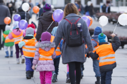 Offentlige ytelser som barnehage, skole, helsevesen og eldreomsorg har økt mye de siste årene. Når forskere tar med disse ytelsene i regnestykket, halveres fattigdommen i Norge. (Illustrasjonsfoto: Børge Sandnes/Colourbox)
