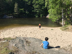 Velforeninger og parkvesenet har anlagt en ny sandstrand ved Fiskåvann til glede for mange. Foto: Sølvi R. Osa