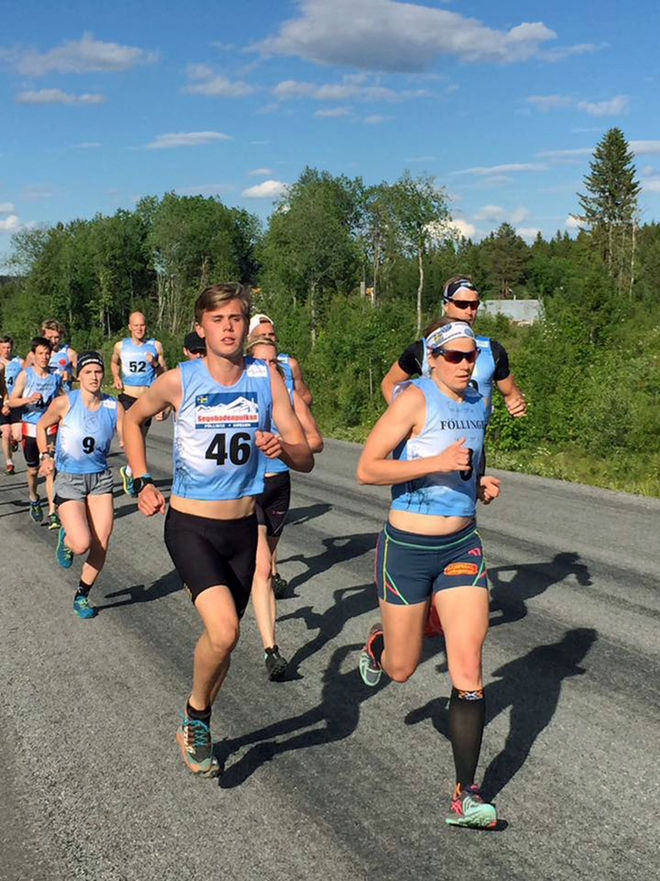 IDA INGEMARSDOTTER i full fart som bästa dam i Ostlöpet 2017, hon fick mest springa med killarna. Både i dam- och herrklassen dominerade längdåkarna.