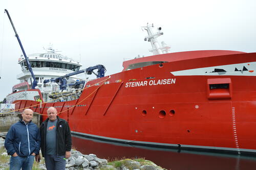 Brønnbåten Steinar Olaisen ved kai på Nord-Herøy_Arnt Erling og Jonny