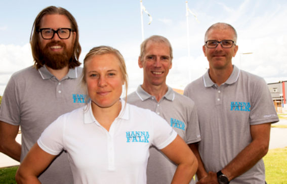 Hanna Falk med sitt eget team hemma i Ulricehamn, från vänster: Jesper Fritzson, Hanna Falk, Lars Karlsson och pappa Johan Falk. Foto: PRIVAT