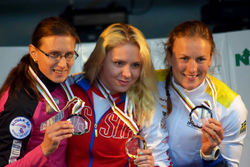 NY VM-MEDALJ till Linn Sömskar (höger) i sprint. Nu ett brons. Vann gjorde ryskan Olga Letucheva (mitten) före Alena Prochazkova, Slovakien (vänster). Foto: ARRANGÖREN