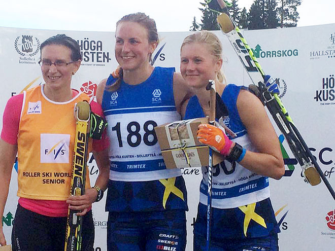 LINN SÖMSKAR (mitten) tog sitt andre VM-guld och sin tredje medalj i Sollefteå den här veckan då hon vann masstarten i klassisk stil. Alena Prochazkova, Slovakien (tv) tog silver, precis före Maja Dahlqvist. Foto: ARRANGÖREN