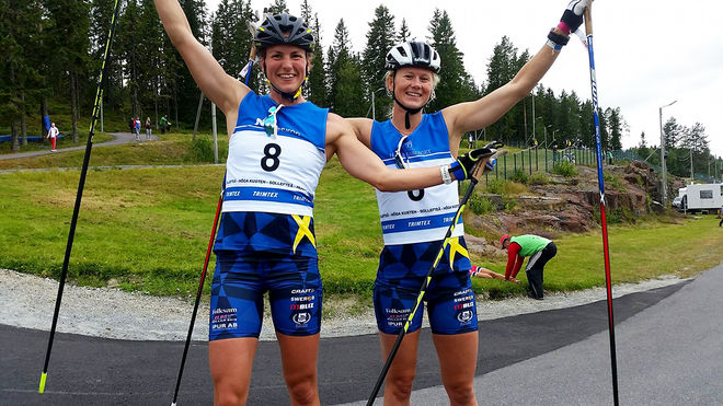LINN SÖMSKAR (tv) och Maja Dahlqvist jublar över VM-guldet i teamsprint i Sollefteå. Linn blev VM-drottning med tre guld och ett brons. Foto: SVENSKA SKIDFÖRBUNDET
