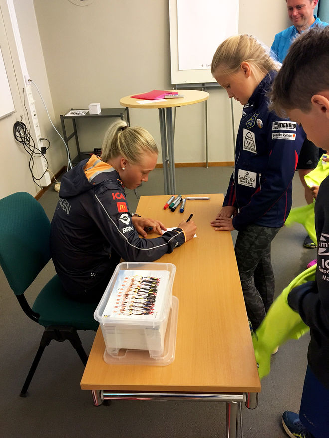 JONNA SUNDLING skriver autografer till deltagarna på skidförbundets ungdomsläger i Lycksele.