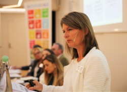 Ordfører i Asker kommune holdt innlegg om hvordan nye Asker kommune har implementert FNs bærekraftmål. Foto: Ida Slettevoll