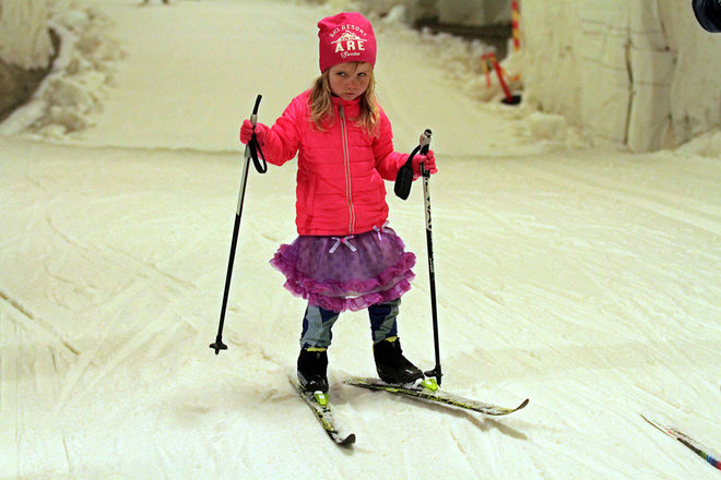 HÄR ÄR ELIN - yngst av dom som provade skidorna i tunneln.