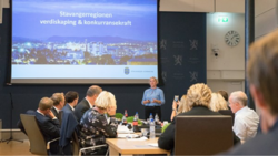 Næringssjef Tone Grindland i Stavanger kommune snakker med Digitaliseringsutvalget på Statsministerens kontor 2. oktober 2017. Foto: Arvid Samland/Statsministerens kontor