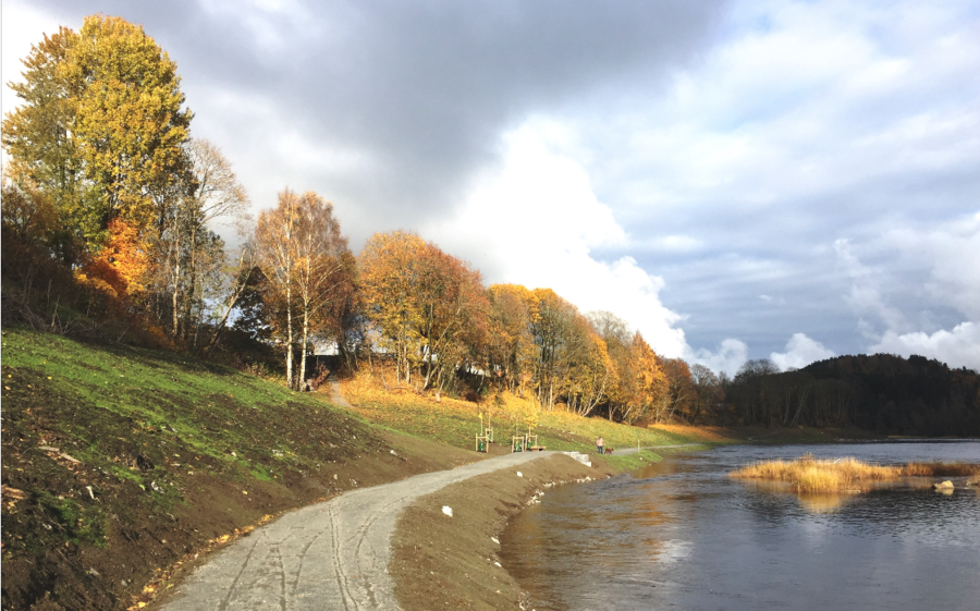 Stien ligger idyllisk til ved Numedalslågen og er blitt et populært turområde for kommunens innbyggere. Bildet viser deler av stien kort tid før ferdigstillelse. Foto: Jørgen Roberg