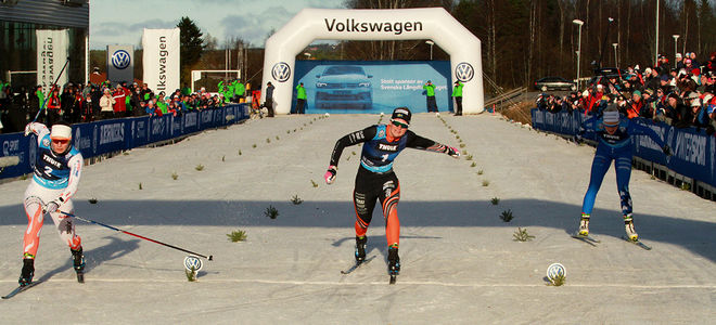 MARTE NORDLUNDE (vänster) kastar sig precis före Maja Dahlqvist i damfinalen. Till höger Jackline Lockner som slutade fyra. Foto: THORD ERIC NILSSON
