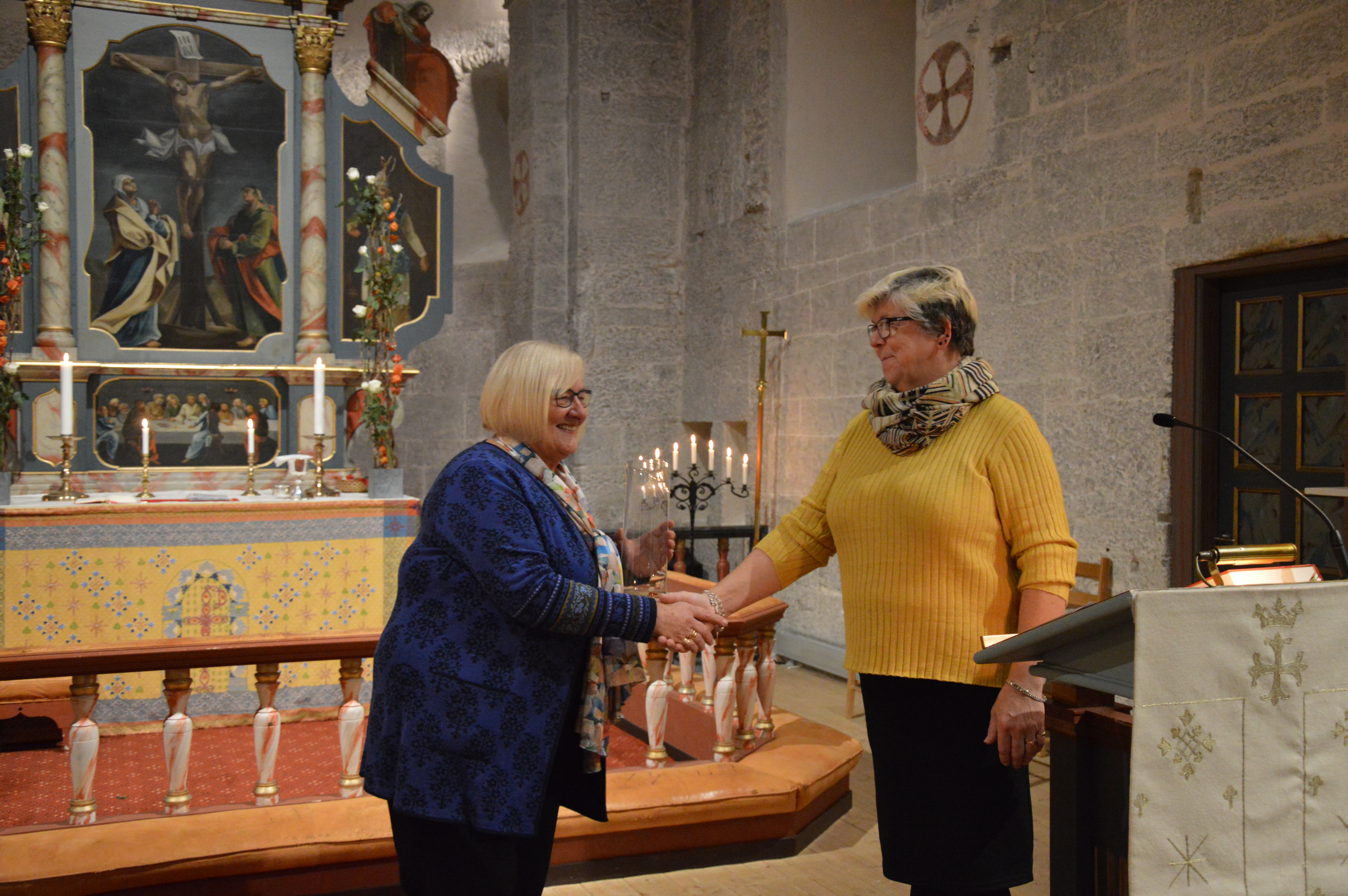 Kirkeforeninga gir blomstervaser til kirka_Ellinor og Oddrun