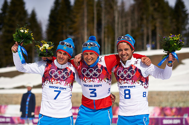 ALEXANDER LEGKOV (mitten) och Maxim Vylegzhanin (vänster) har redan förlorat sina OS-medaljer från femmilen i Sochi. Nu är dom också avstängda från världscupen. Ilia Chernousov (höger) är ny olympisk mästare på femmilen. Foto: NORDIC FOCUS
