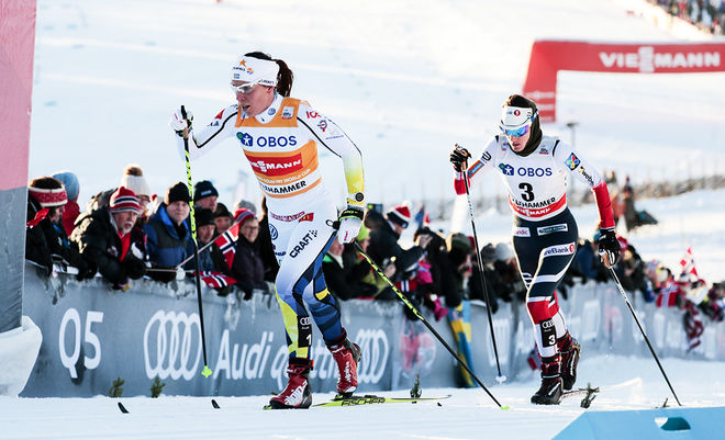 CHARLOTTE KALLA före Heidi Weng i söndagens skiathlon i Lillehammer. Till slut parkerade Kalla även Weng och vann komfortabelt. Nu får hon också sina bonuspengar från skidförbundet. Foto: NORDIC FOCUS