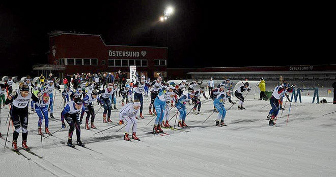 DET VAR FULL fart från start i torsdagens Daniel Karlssons Minne på skidstadion i Östersund. Fristil och masstart var det som gällde. Foto: ARRANGÖREN