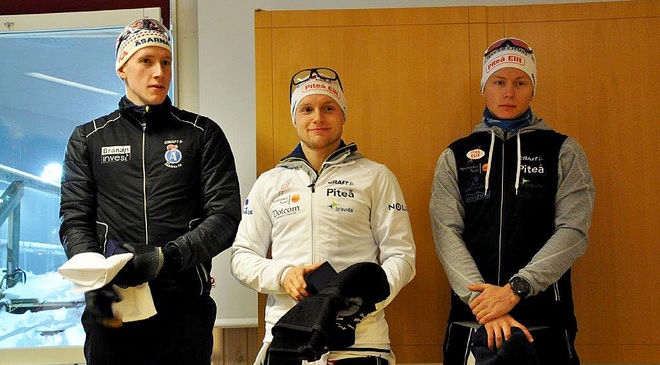 FORMSTARKA killar i H21-klassen. Björn Sandström, Piteå Elit (mitten) vann före Åsarnas Simon Lageson (tv) som vann Volkswagen cup i helgen. Till höger trean Viktor Brännmark, också Piteå Elit. Foto: ARRANGÖREN