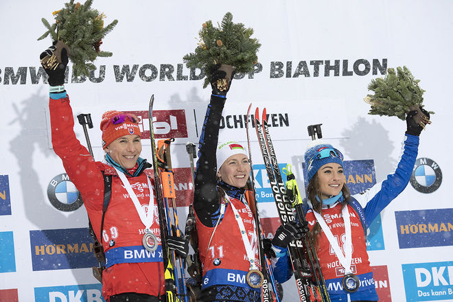 DARYA DOMRACHEVA (mitten) vann världscupsprinten i Hochfilzen i ihållande snöväder före Anastasia Kuzmina, Slovakien (tv) och italienskan Dorothea Wierer. Foto: NORDIC FOCUS