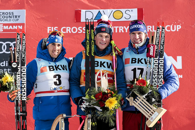 JOHANNES HØSFLOT KLÆBO (mitten) stod för en ny uppvisning då han vann sprinten i Davos. Tvåa var Federico Pellegrino (tv) och trea Alexander Bolshunov. Foto: NORDIC FOCUS