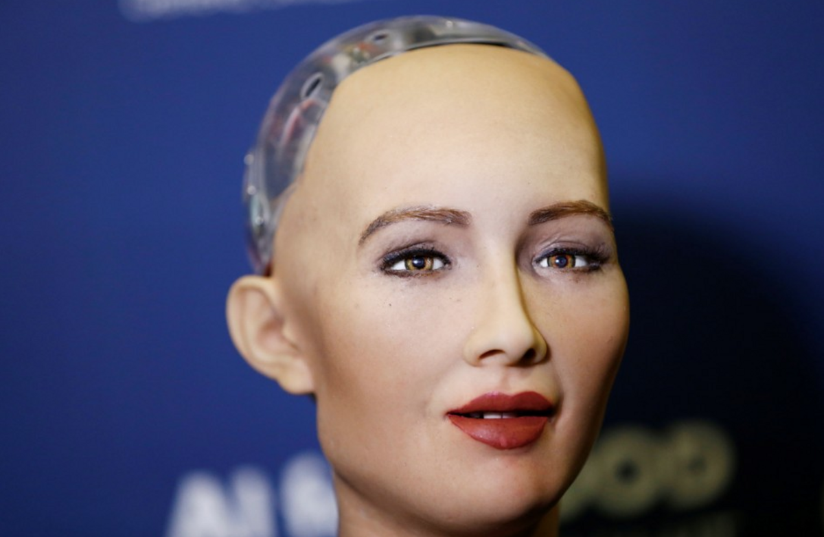 På grunn av roboter som Sophia vil kanskje noen av oss stå uten arbeid om noen år. Forsker mener vi må tenke gjennom alternative framtidsscenarioer for å forberede oss på effektene av digitalisering. (Foto: Reuters / NTB Scanpix)