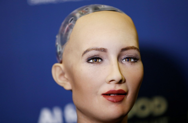 På grunn av roboter som Sophia vil kanskje noen av oss stå uten arbeid om noen år. Forsker mener vi må tenke gjennom alternative framtidsscenarioer for å forberede oss på effektene av digitalisering. (Foto: Reuters / NTB Scanpix)