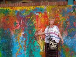Hanne Lunder tildeles Vestby kommunes kulturpris 2017 Hanne Lunder og veggmaleri i Guatemala