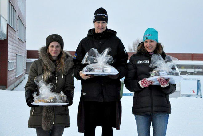 FAVORITSEGER till Britta Johansson Norgren i damernas 40 km. Till vänster tvåan Lina Korsgren och till höger trean Sara Lindborg.