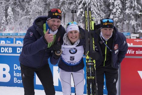 NordicFocus 17.12.2017, Annecy-Le Grand Bornand, France (FRA):Julien Robert (FRA), coach Team France, Justine Braisaz (FRA), Jean Paul Giachino (FRA), coach Team France, (l-r) - IBU world cup biathlon, mass women, Annecy-Le Grand Bornand (FRA). www.nordicfocus.com.