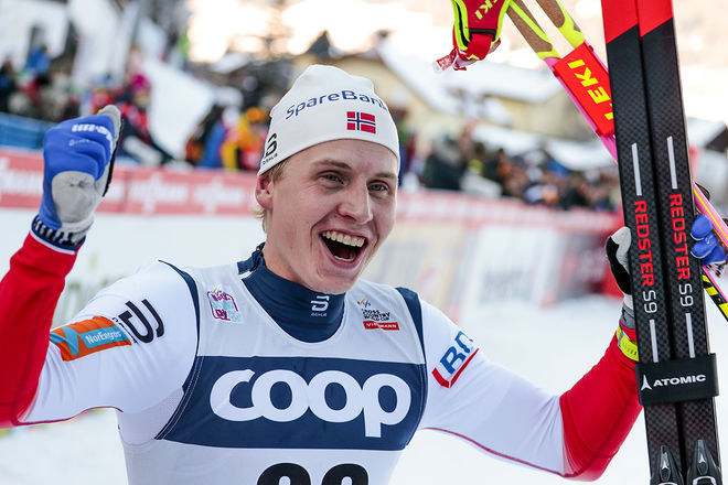 SIMEN HEGSTAD KRÜGER jublar efter den första världscupsegern i karriären i Toblach i lördags. Men han väljer bort Tour de Ski för att ladda inför OS. Foto: NORDIC FOCUS